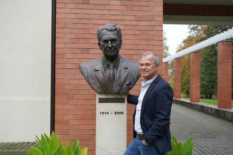 Stanislav Knotek s bustou Tomáše Bati juniora před vilou