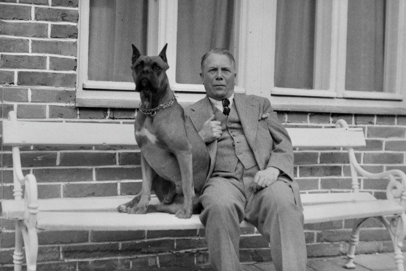 Hugo Vavrečka se svým boxerem Míťou, 1935 (SOkA Zlín, o. č. 4174, p. č. 5)