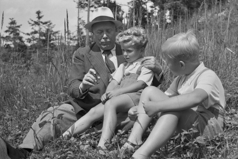 S vnuky Václavem a Ivanem Havlovými na letním sídle „Havlov“, 1943 (SOkA Zlín, o. č. 4201, p. č. 6)