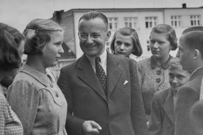 Žáci při návštěvě starosty Dominika Čipery na radnici, 1937 (SOkA Zlín, o. č. 435, p. č. 2)