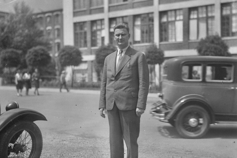 Před administrativní budovou v továrně, 1932 (SOkA Zlín, o. č. 2630, p. č. 1)