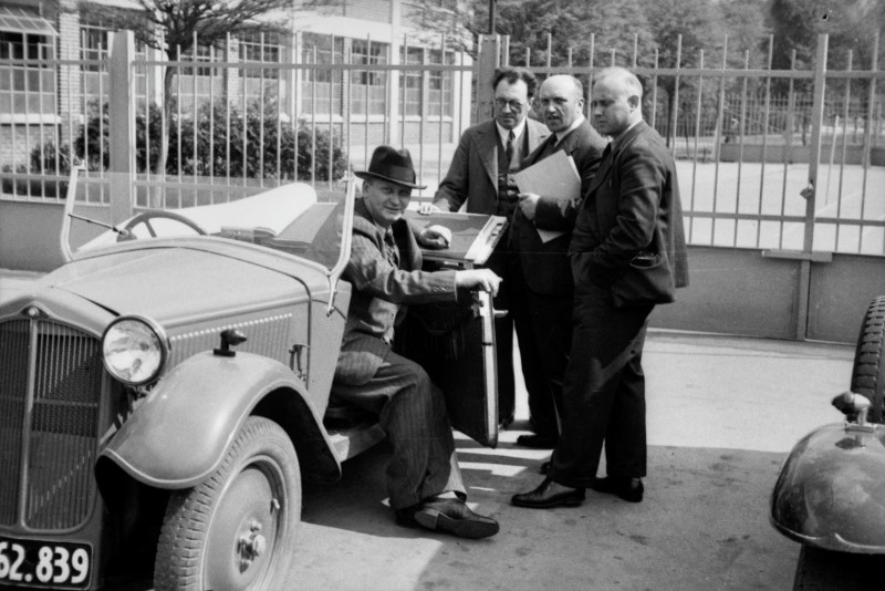 Jan Antonín Baťa se svými spolupracovníky – stavitel Grünberger, John Hoza a Jindřich Baťa, 1933 (SOkA Zlín, o. č. 2634, p. č. 2)