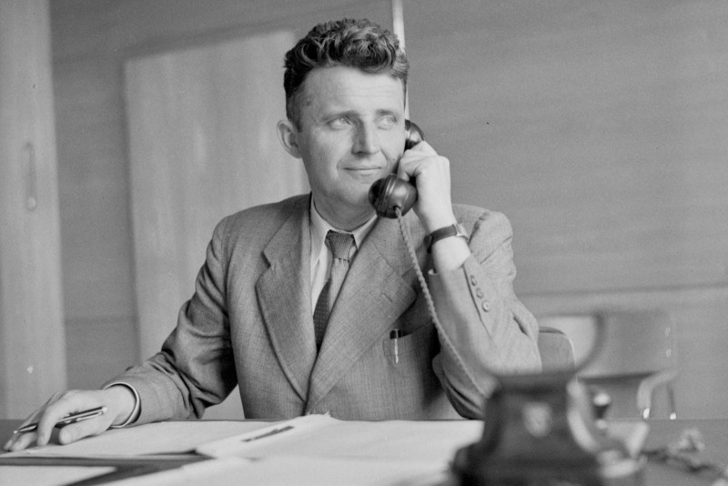 Ve své kanceláři (SOkA Zlín, o. č. 2602, p. č. 1)