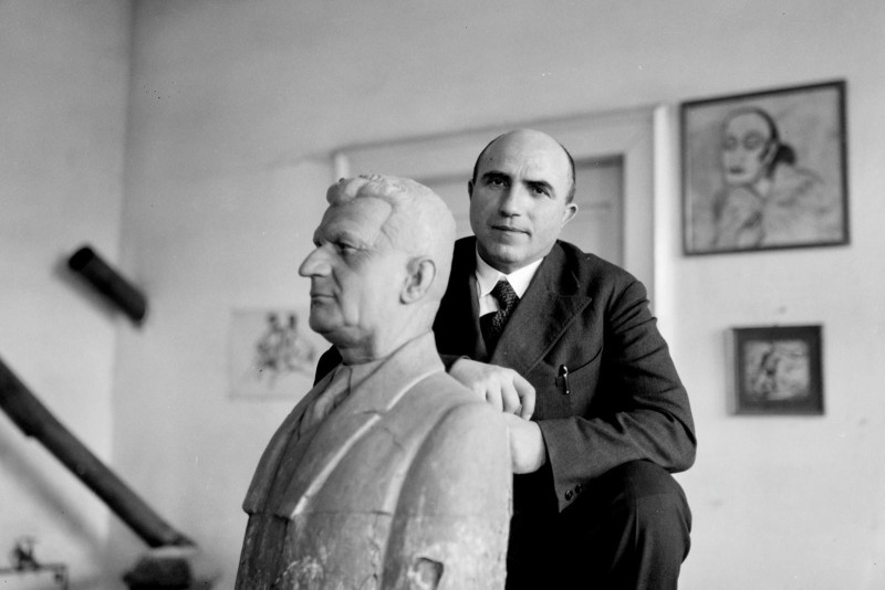 S bustou Tomáše Bati, 1932 (SOkA Zlín, o. č. 2100, p. č. 1)