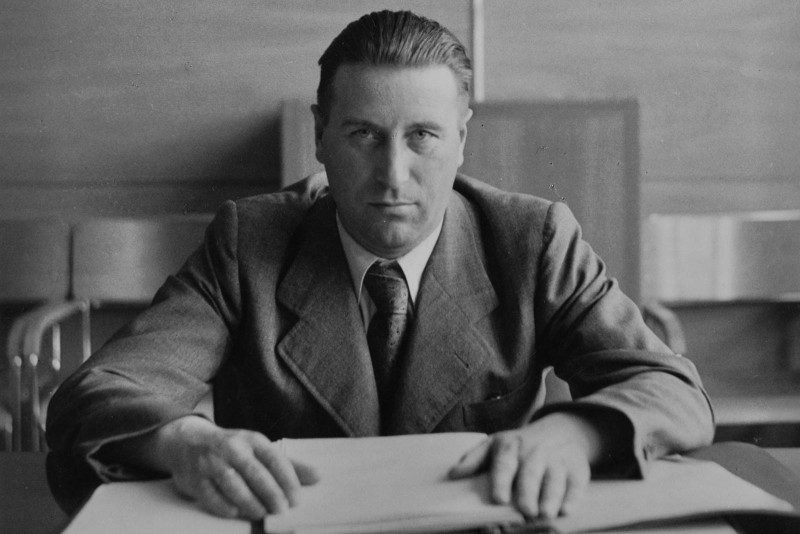 V pracovně, 1944 (SOkA Zlín, o. č. 14274, p. č. 6)